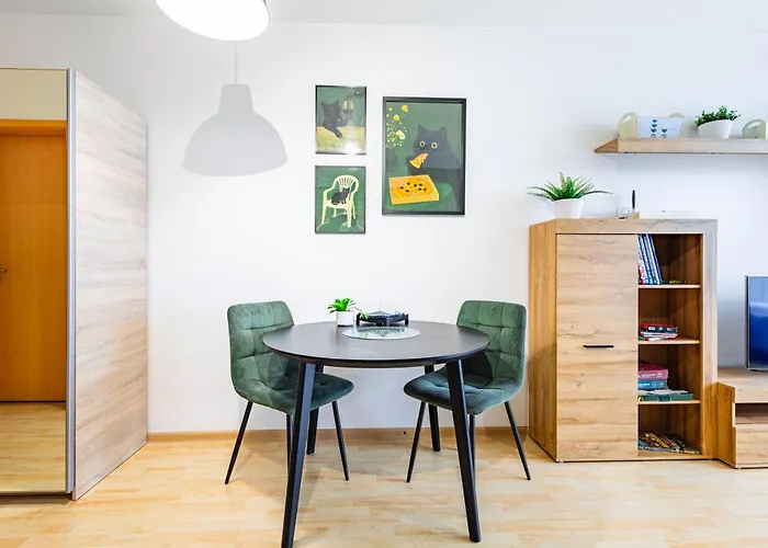 Elegant & Cozy Urban - Easy Center Access Апартаменты Братислава